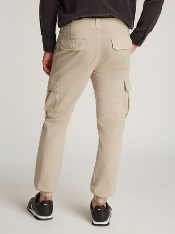 Tapered Pantaloni cargo 'RYAN' di Tommy Jeans in beige