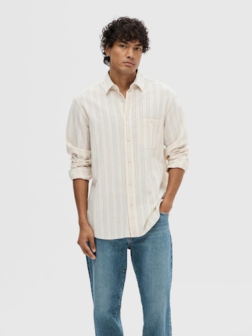 SELECTED HOMME - Ajuste regular Camisa en beige: frente