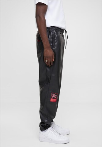 FUBU Tapered Hose in Schwarz