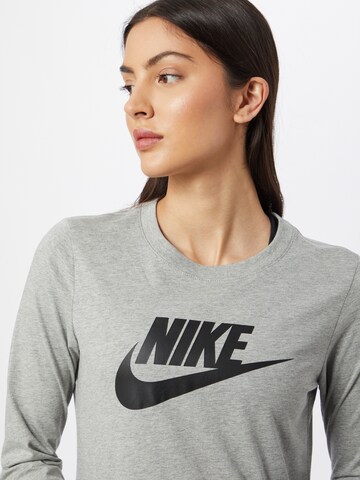 Nike Sportswear - Camisa 'Essential' em cinzento