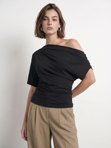 Top 'EMMA' di HYPEDROP in nero: frontale