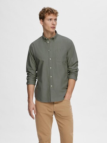 Coupe regular Chemise 'Rick' SELECTED HOMME en vert : devant