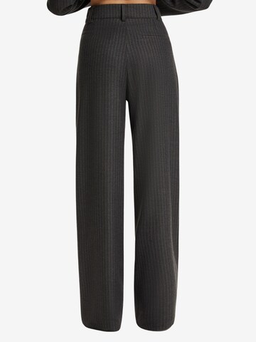 Wide leg Pantaloni con pieghe di NOCTURNE in grigio