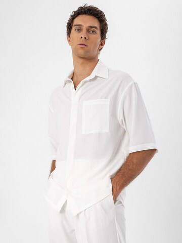Antioch - Ajuste regular Camisa en blanco
