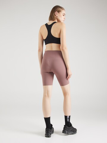 NIKE Skinny Sportshorts in Lila