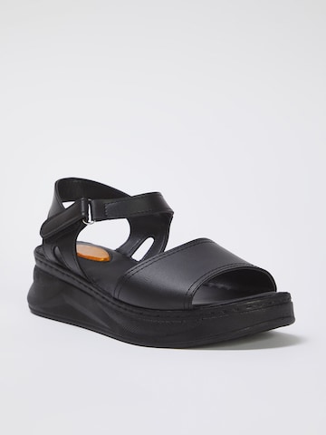 Sandales Trendyol en noir : devant
