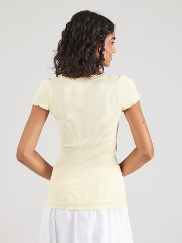 Tricou 'Beatha' de la rosemunde pe galben