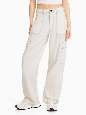 Bershka Wide leg Cargo Jeans in White: front