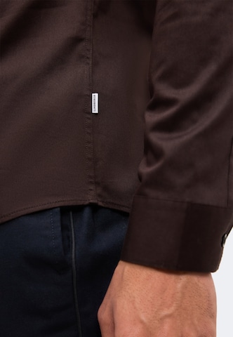 Lindbergh - Ajuste regular Camisa 'Superflex' en marrón