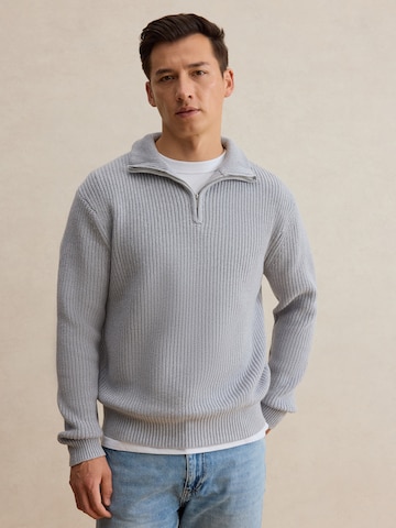 DAN FOX APPAREL Свитер 'Leart' в Серый: спереди