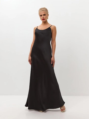 Serena Silueta Klänning 'Maxi satin slip dress 'Serene'' i svart: framsida