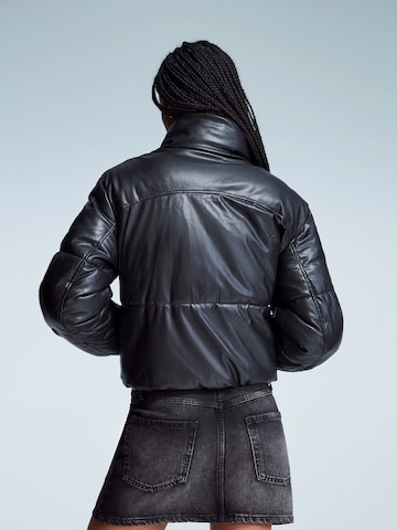 Bershka Přechodná bunda – černá