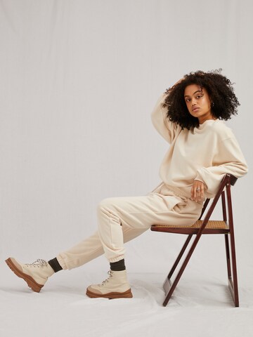 Sweat-shirt 'Haven' A LOT LESS en blanc