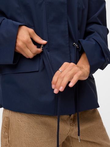 VERO MODA Přechodová parka – modrá