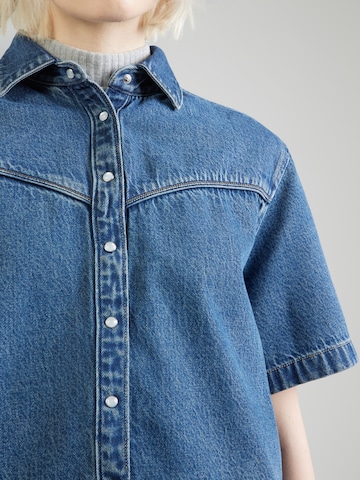 LEVI'S ® Bluzka 'Logan Short Sleeve Denim Shirt' w kolorze niebieski