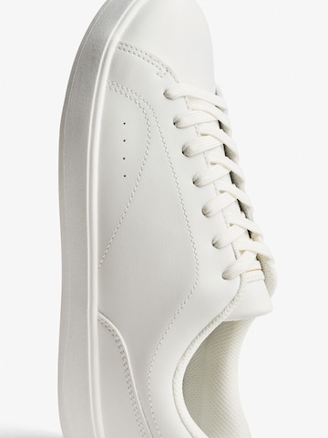 Bershka Sneaker in Weiß