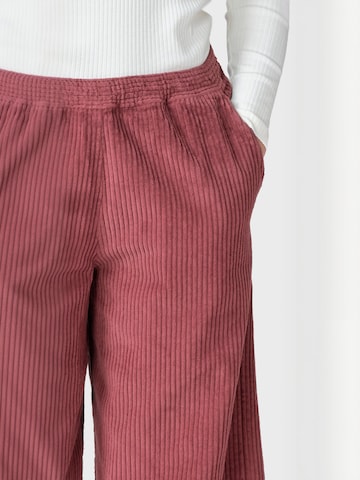 Klitmøller Collective Regular Trousers ' Kaja ' in Red: front