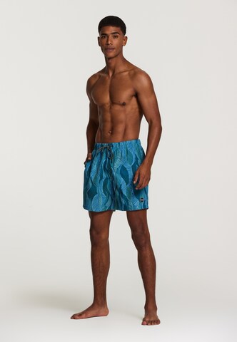 Shiwi Board Shorts 'wild leaves 4-way stretch' in Blau