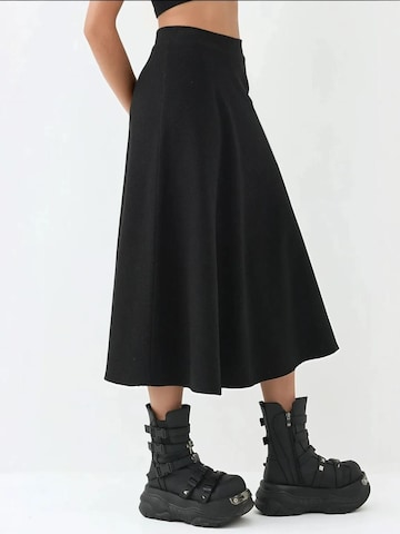 Hiccup Skirt in Black: front