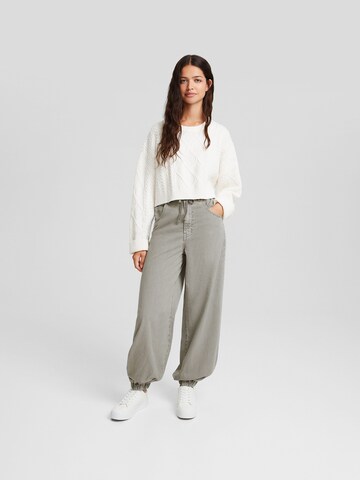 Bershka Tapered Jeans in Grijs