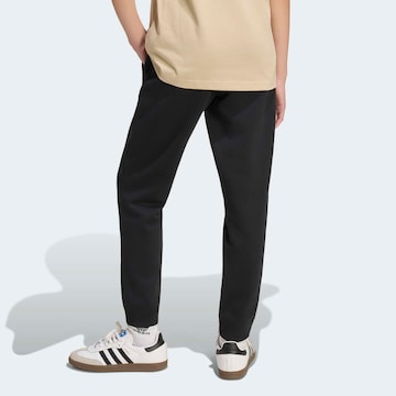 ADIDAS ORIGINALS - Tapered Pantalón en negro