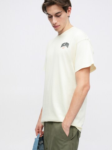 Tricou de la Nike Sportswear pe alb