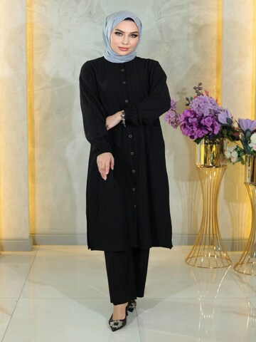 MODAMIHRAM Tunic in Black: front