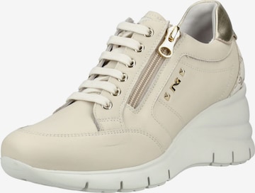 Baskets basses Nero Giardini en beige : devant