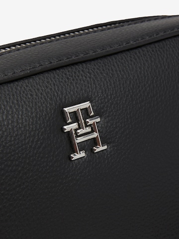 TOMMY HILFIGER Skuldertaske 'ESSENTIAL' i sort