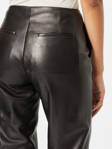 Calvin Klein Широки крачоли Панталон с ръб в черно