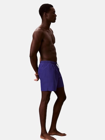 Shorts de bain 'CALVIN KLEIN MEDIUM DRAWSTRING Costumi da bagno' Calvin Klein en bleu