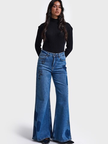 IT'S BASIC - Acampanado Vaquero 'DOODLE FLARE HIGH RISE JEANS' en azul: frente