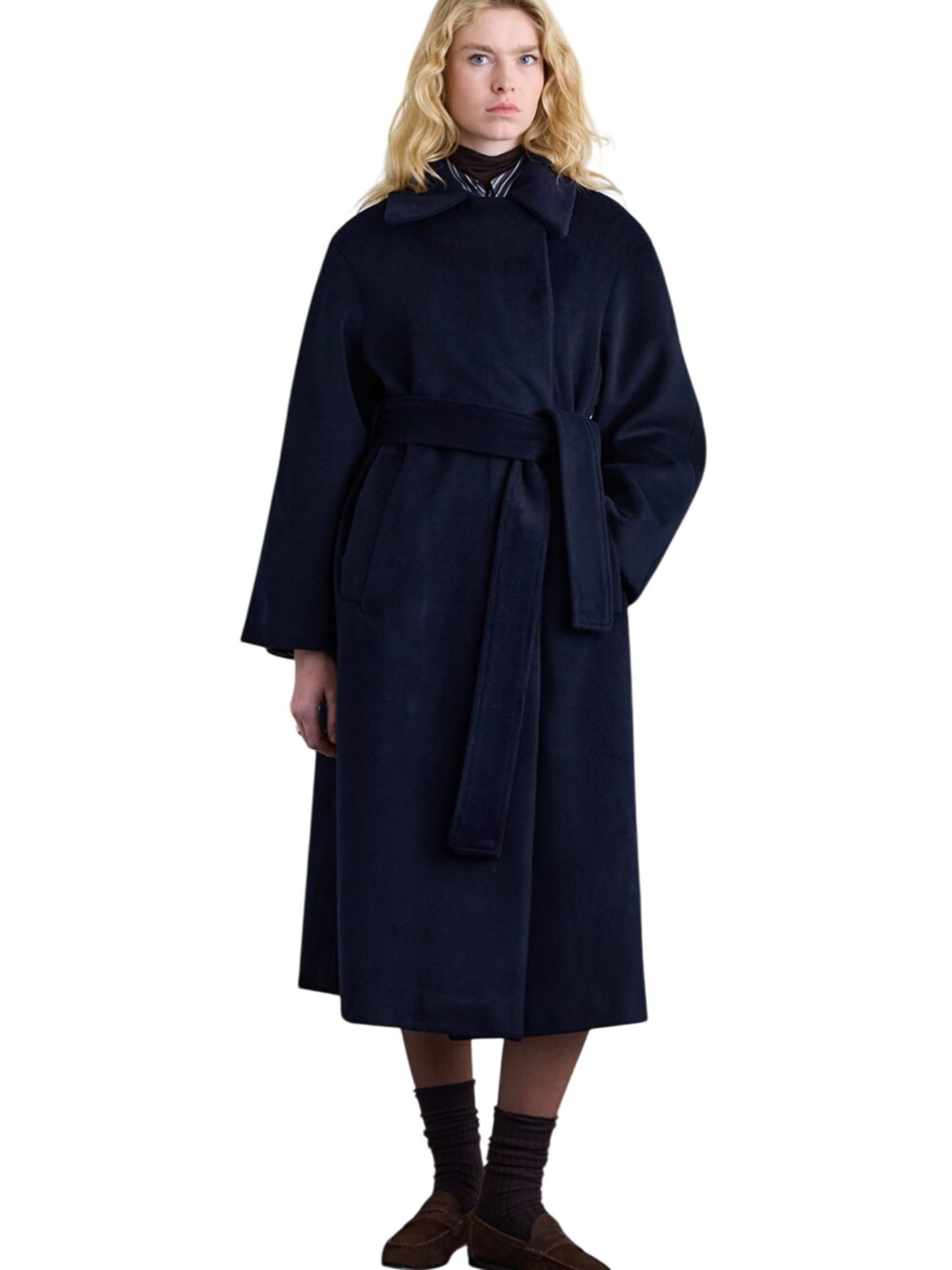 MANUKA Winter Jacket in Blue: front
