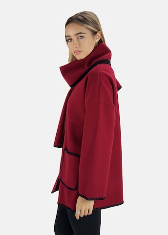 Elara Tussenmantel in Rood