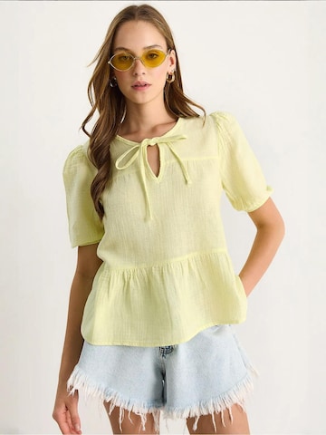 Chemisier Bianco Lucci en jaune : devant