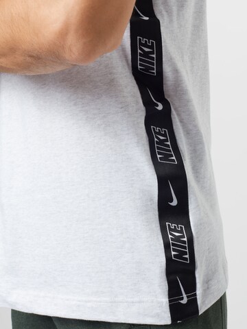 T-Shirt Nike Sportswear en gris