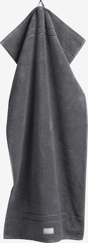 GANT Towel in Grey: front