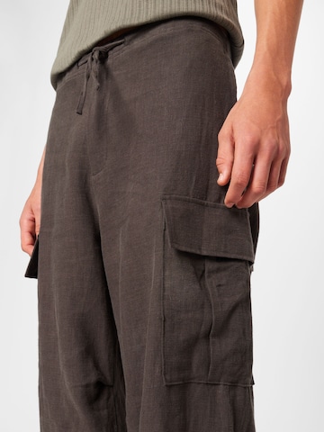 WEEKDAY - Perna larga Calças cargo em cinzento