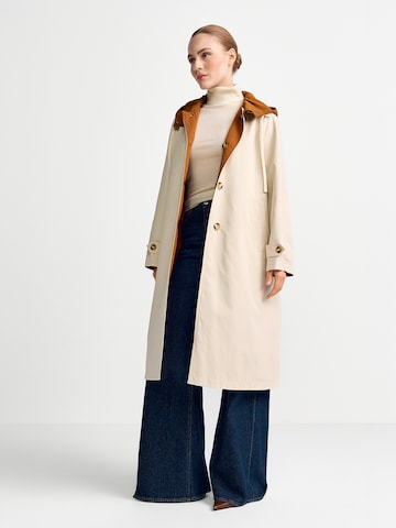 Rich & Royal Mantel in Beige