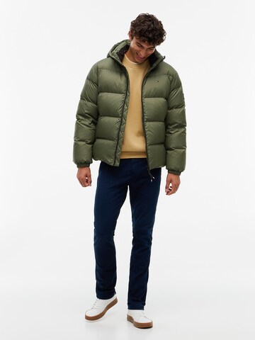 Tommy Jeans Зимняя куртка 'Essential' в Зеленый
