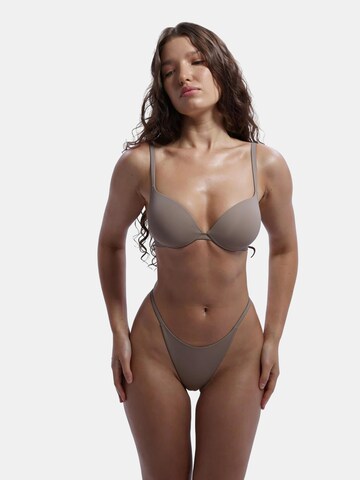 GOD SAVE QUEENS String 'Second Skin G-String' in Bruin