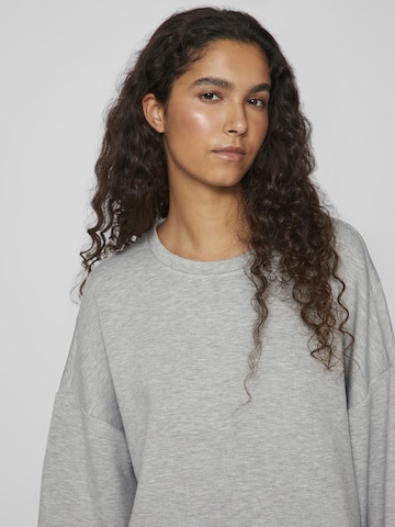 VILA Sweatshirt in Grey