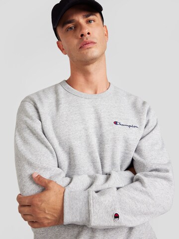 Champion Authentic Athletic Apparel Sweatshirt i grå