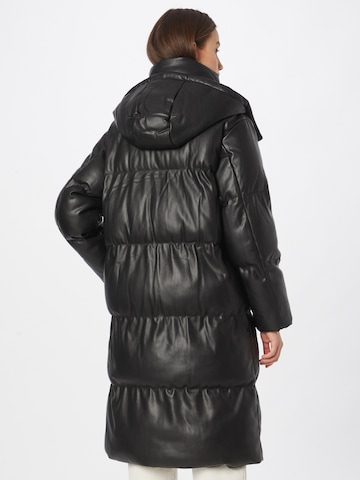 GUESS Zimní kabát – černá
