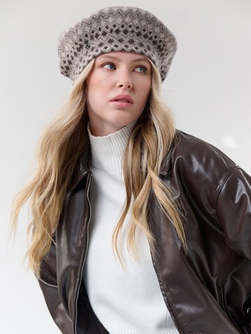 LOEVENICH Beanie in Beige: front