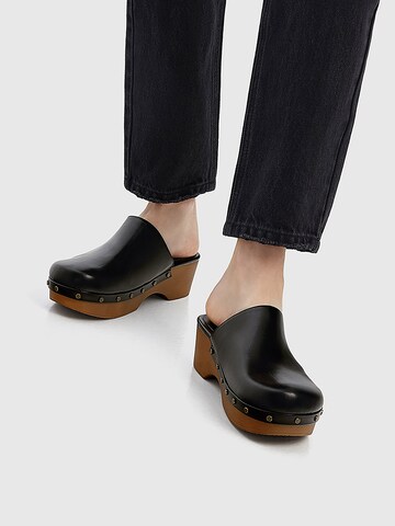 Pull&Bear Clogs in Schwarz