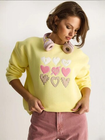 Bianco Lucci Sweatshirt in Yellow