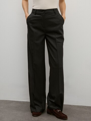 ABOUT YOU x Marie von Behrens Regular Pleated Pants in Grey: front