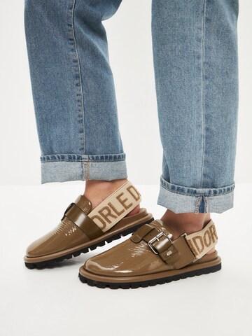 CESARE GASPARI Classic Flats in Beige: front