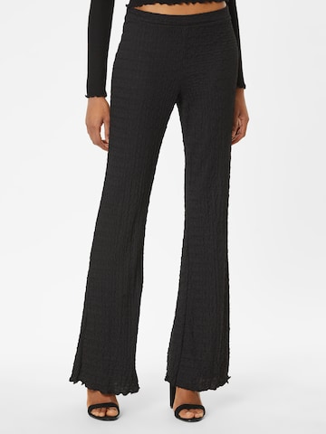 évasé Pantalon Monki en noir : devant